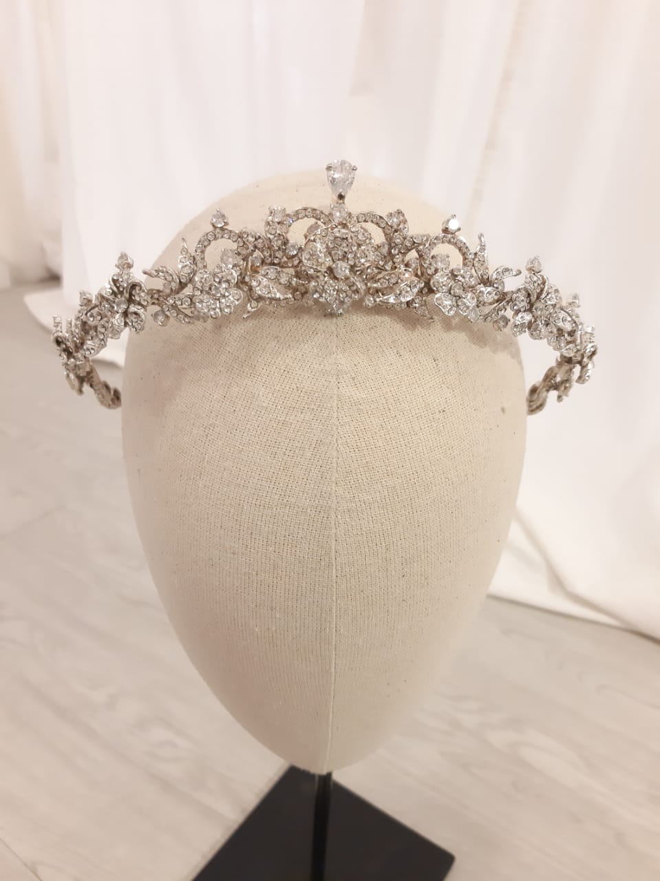 Rent: RINALDY YUNARDI Tiara Crown